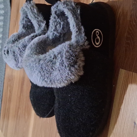 Slippers - Picture 2 of 4